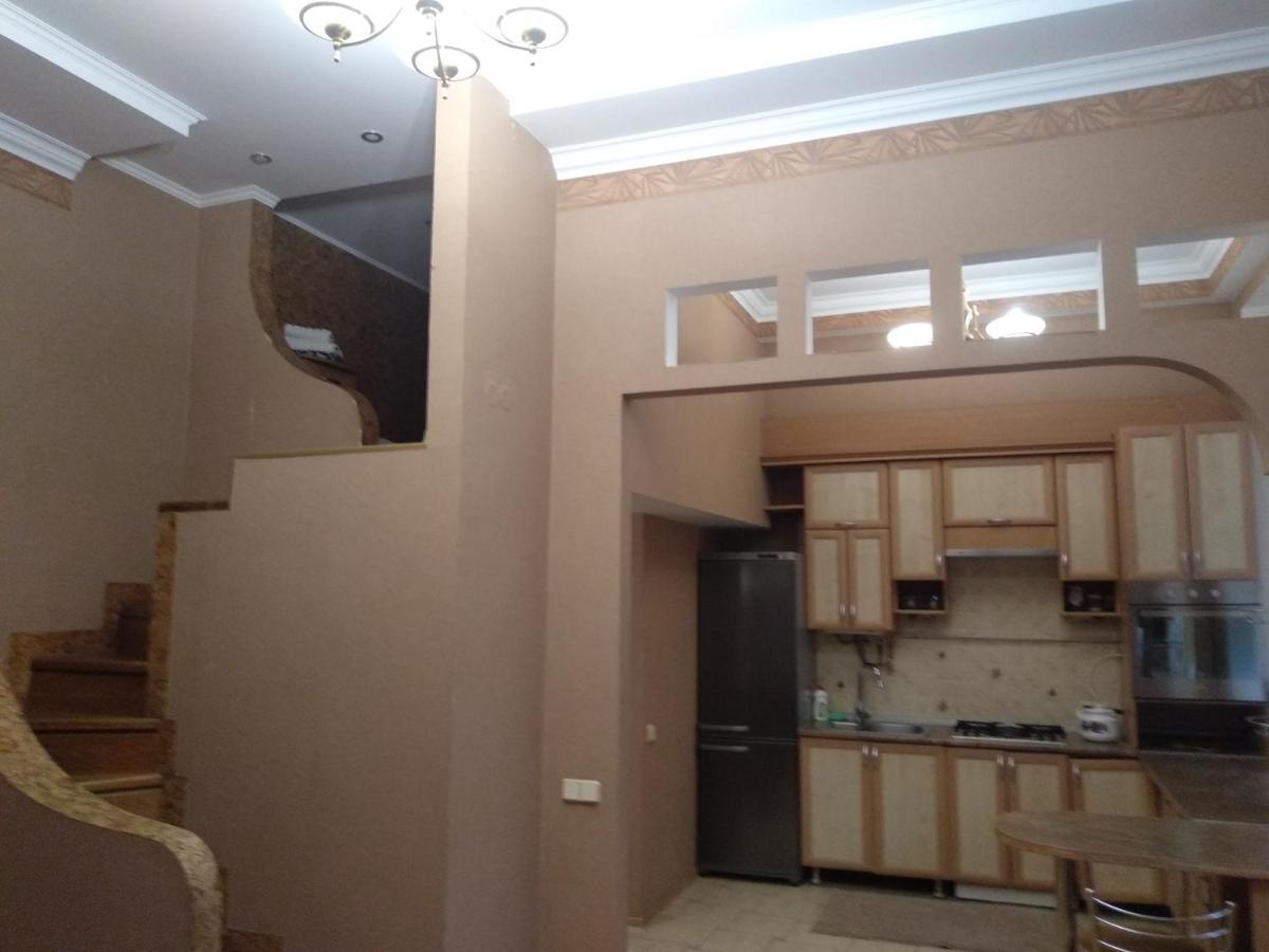 Центр, Євгена Коновальця, 3 Apartment ลุตสกาย ภายนอก รูปภาพ